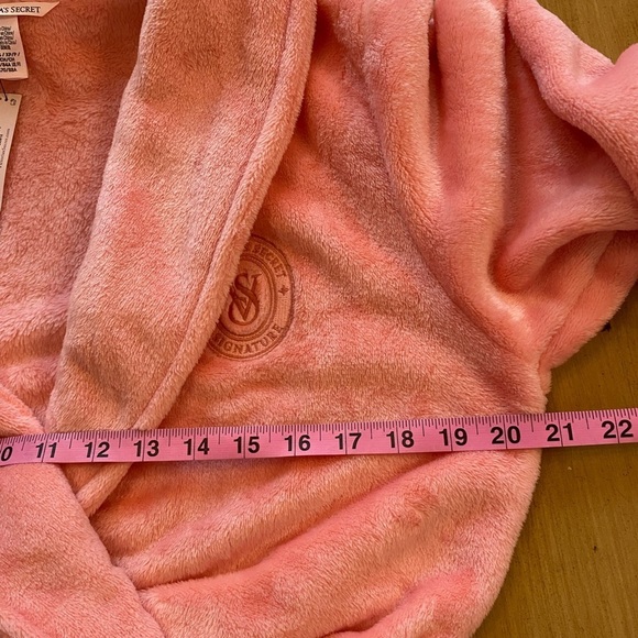 Victoria’s Secret women’s Pink Plush Bathrobe New size xs-s - Picture 8 of 10